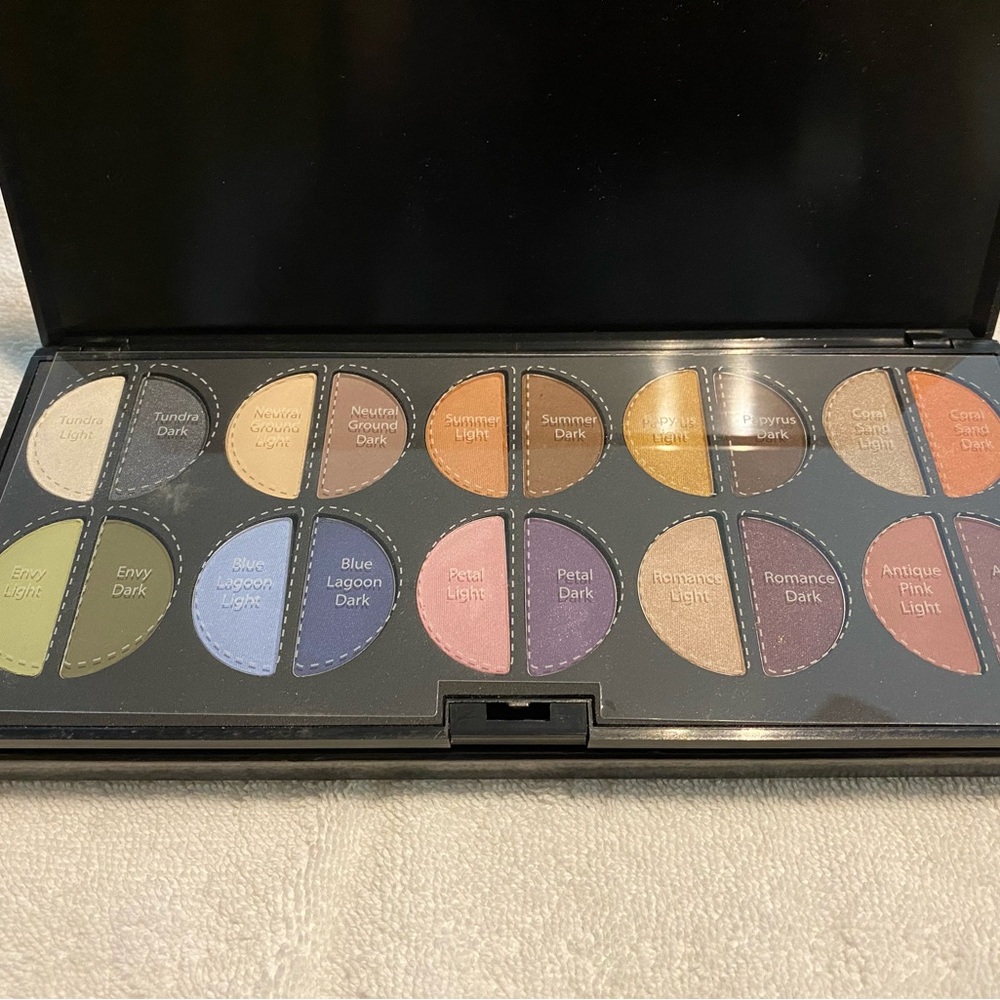 True touch eye shadow palette